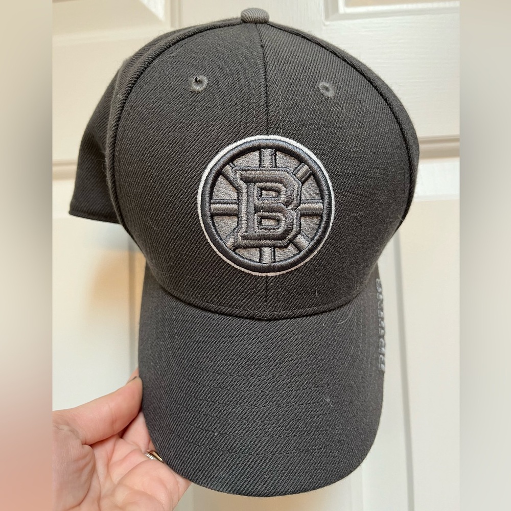 Boston Bruins baseball cap, gray